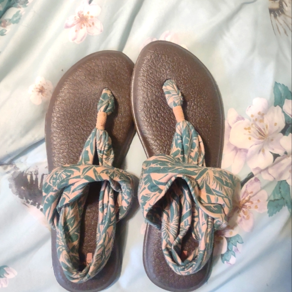 Stylish And Comfortable Sanuk Yoga Mat Sandals